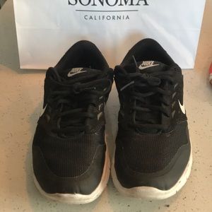 Black Nike tennis shoes women’s size 9.5